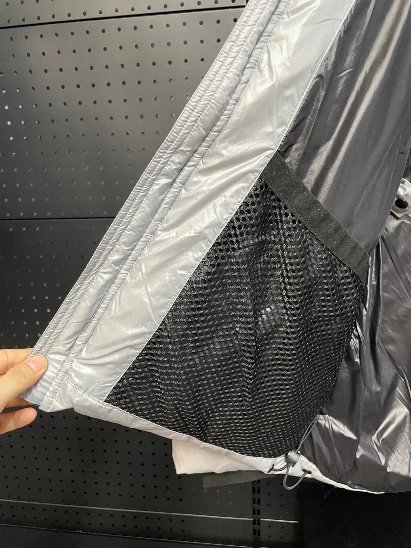 P780 Gray Red Label Top Version 𝘾𝘼𝙉𝘼𝘿𝘼 𝙂𝙊𝙊𝙎𝙀/Canada Goose 2023 Limited New Crofton Puff Down Jacket Pure Guangzhou Inspection 95 White Duck Down Filling‼  Top version, ceiling level‼ Crofton soft bread, the latest style in 2023, has a cold protection effect of up to level 4. It is made of recycled Feather-Light tear-resistant fabric. It is ultra-light and has no weight on the upper body at all! The unique black label highlights your temperament‼  Canada Goose, a Canadian brand, has always been recognized as the warmest down jacket. Various Instagram celebrities, Internet celebrities, and celebrities often wear it for street photos. I do Canada Goose every year, but I still can’t get rid of my love for geese. No matter how cold the winter is, there is no need to be afraid, because there are geese! Filled with 80% white duck down, Canada Goose is the legendary warmest down jacket and is known as a must-have for Arctic outdoor sports! The most popular down jacket in the world, celebrities are rushing to buy it, it is a must-have! Same style for men and women Size: S-XXL